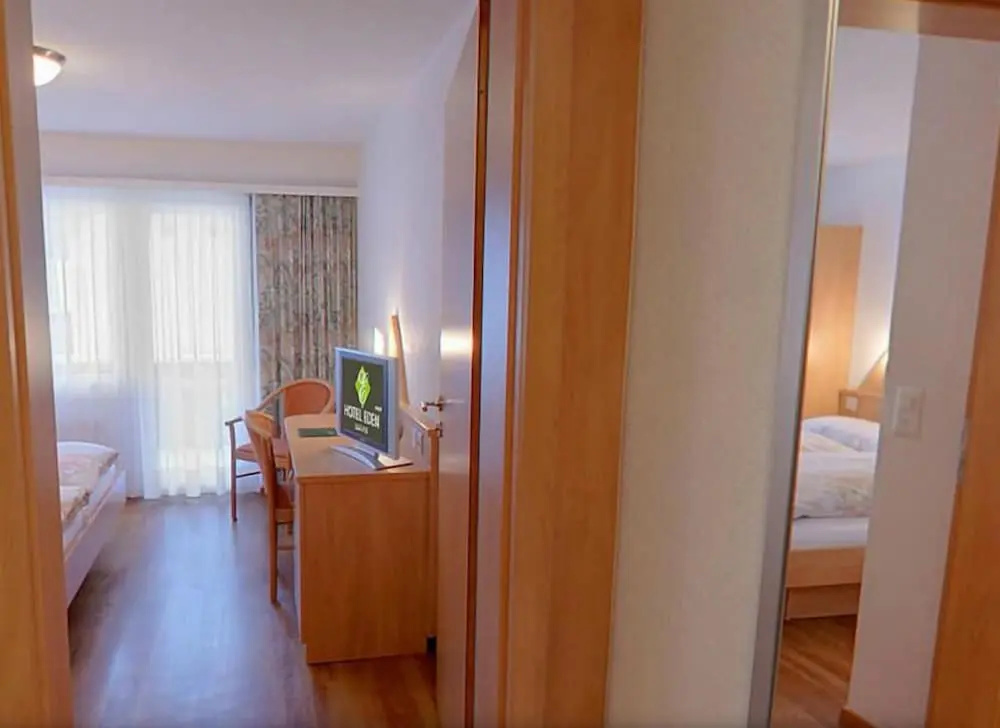 2 Bedrooms Standard Family room with balcony