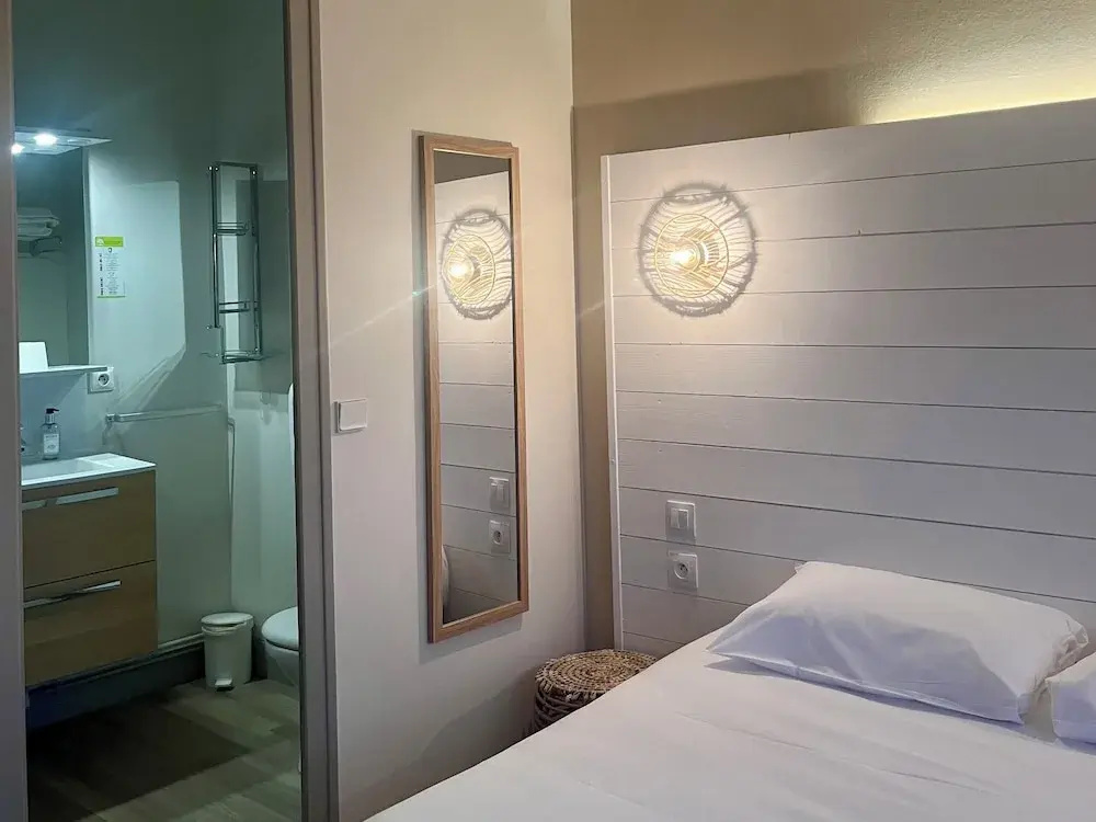 Standard Double room with courtyard view (full double bed)