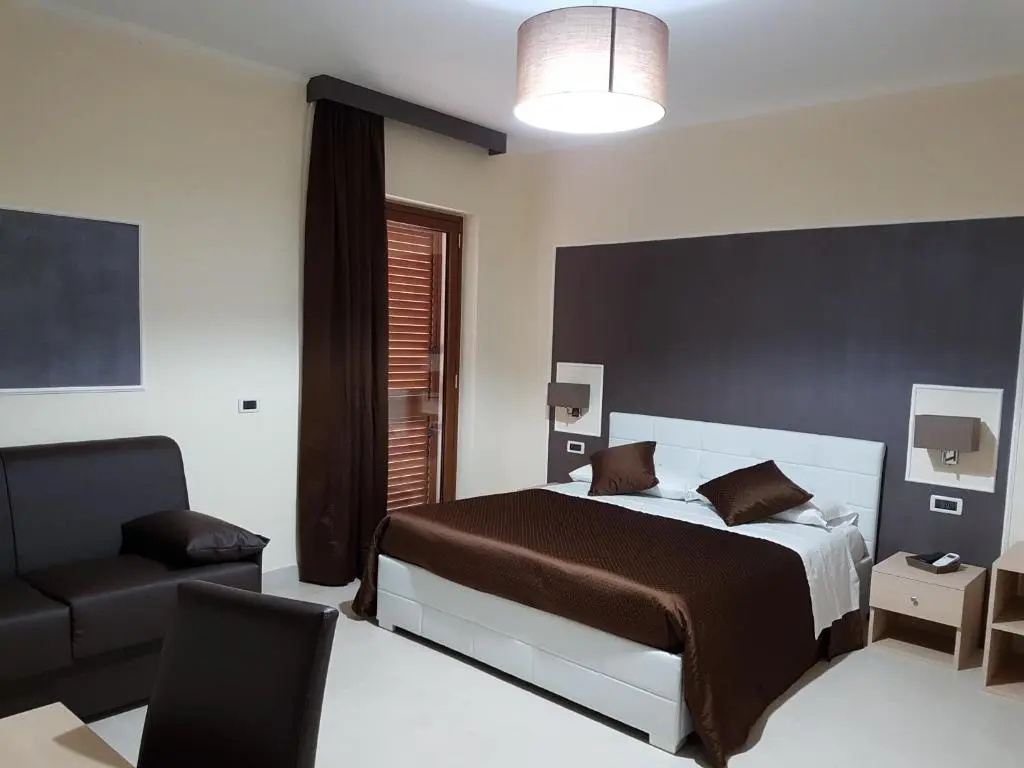 Deluxe Double room (full double bed)