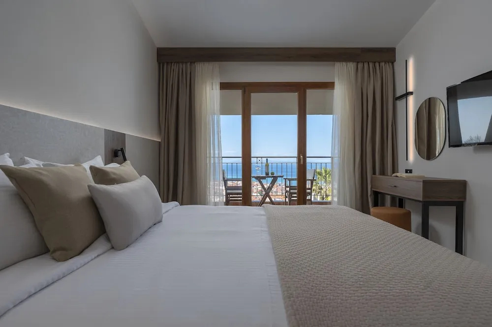 Superior Double room with balcony and with sea view (full double bed)