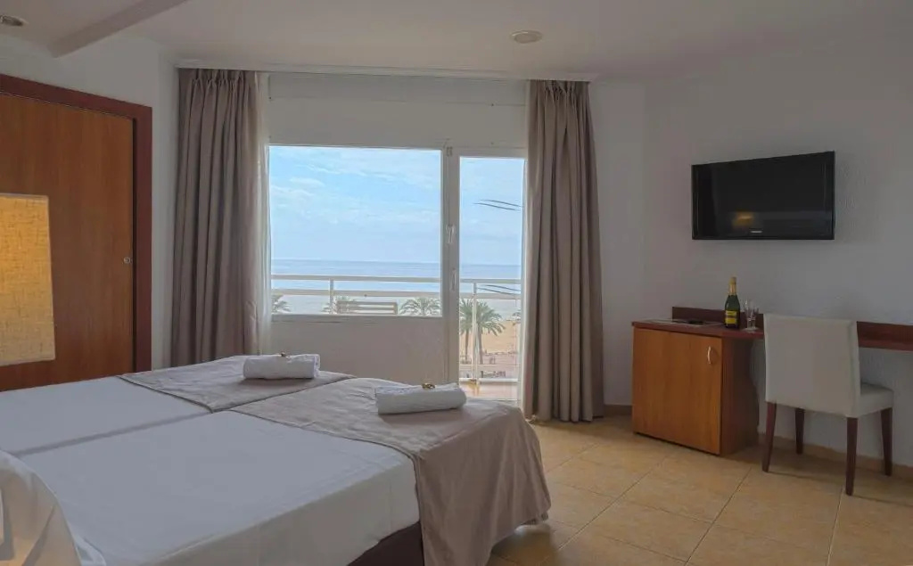 Double room with sea view (full double bed)