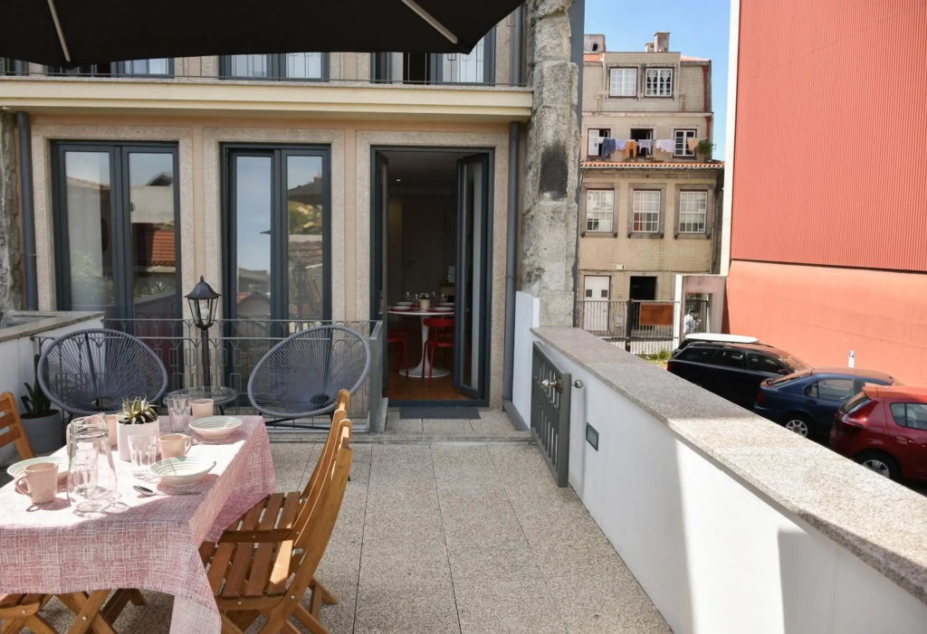 NEW!Central w/ sunny terrace - 9 min walk Trindade