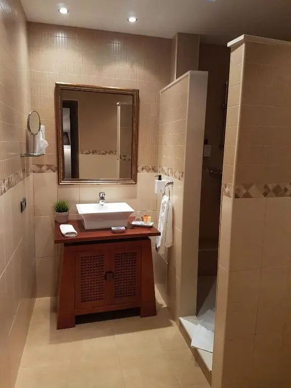 Deluxe Double room (full double bed)