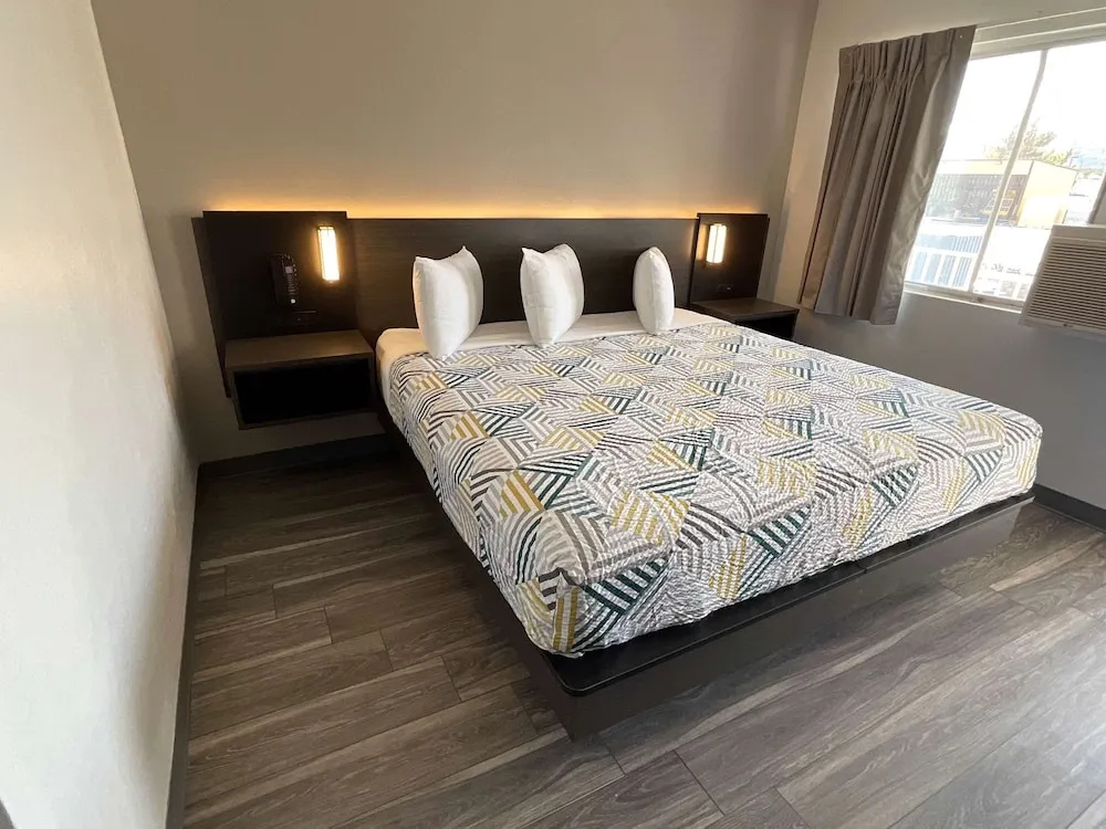 Deluxe Double room (full double bed)