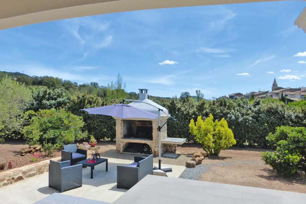 Pretty holiday home with garden and private pool, Gabian