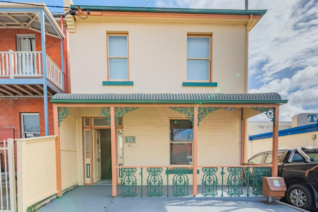 4 Bedroom House - Hobart CBD - Parking