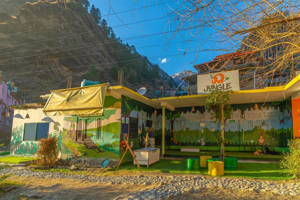 Whoopers Hostel Kasol, Choj