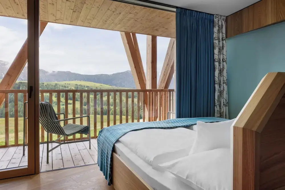 Deluxe Double room with mountain view (full double bed)