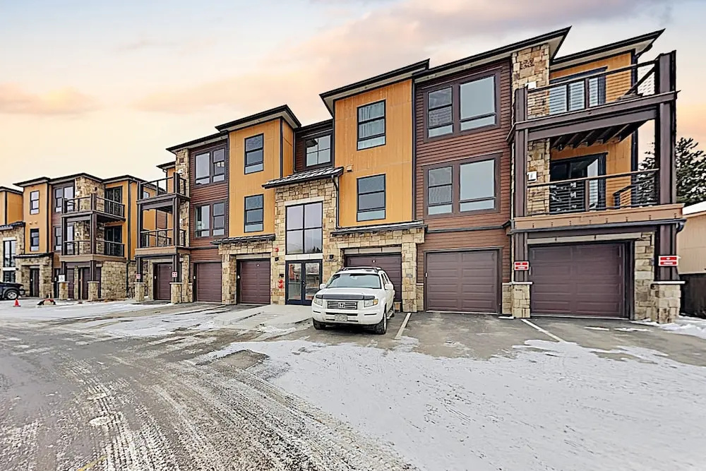 New Listing! New-build , Near Shops & Dining 2 Bedroom Condo