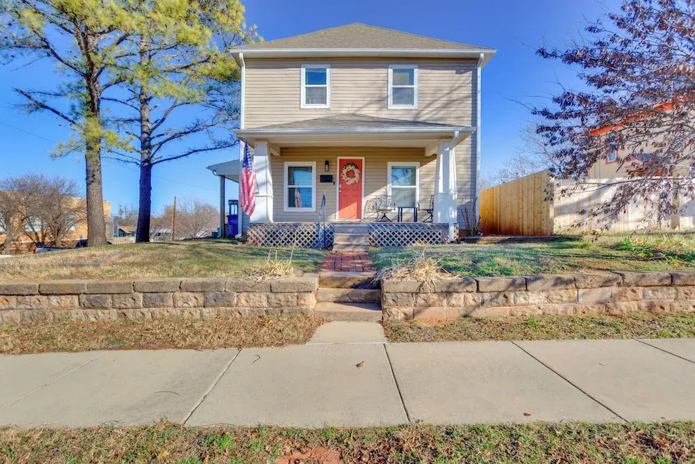 Historic Home Half-mile to Downtown Guthrie!