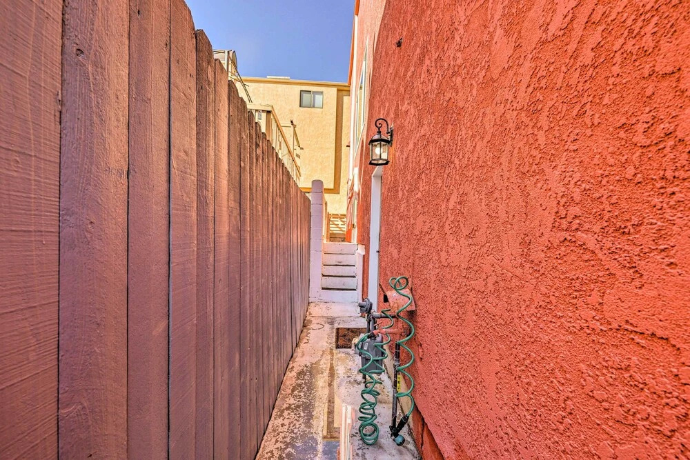 Oxnard Apartment < 1/2 Mi to Beaches!