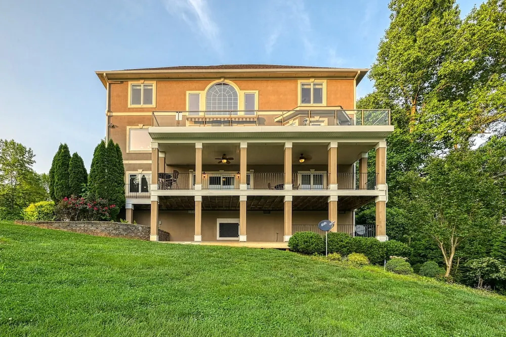 Paradise at Sunset Cove - Lakefront Getaway With Private Dock, Office, Firepit, Deck, & Pool Table