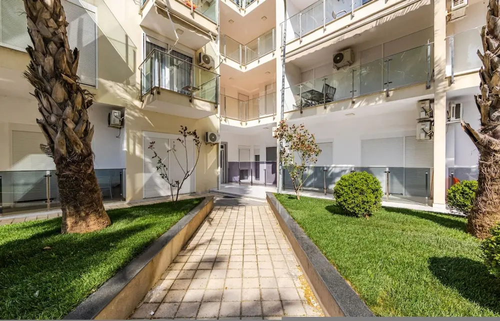 Beachfront Apartment With Pool Access