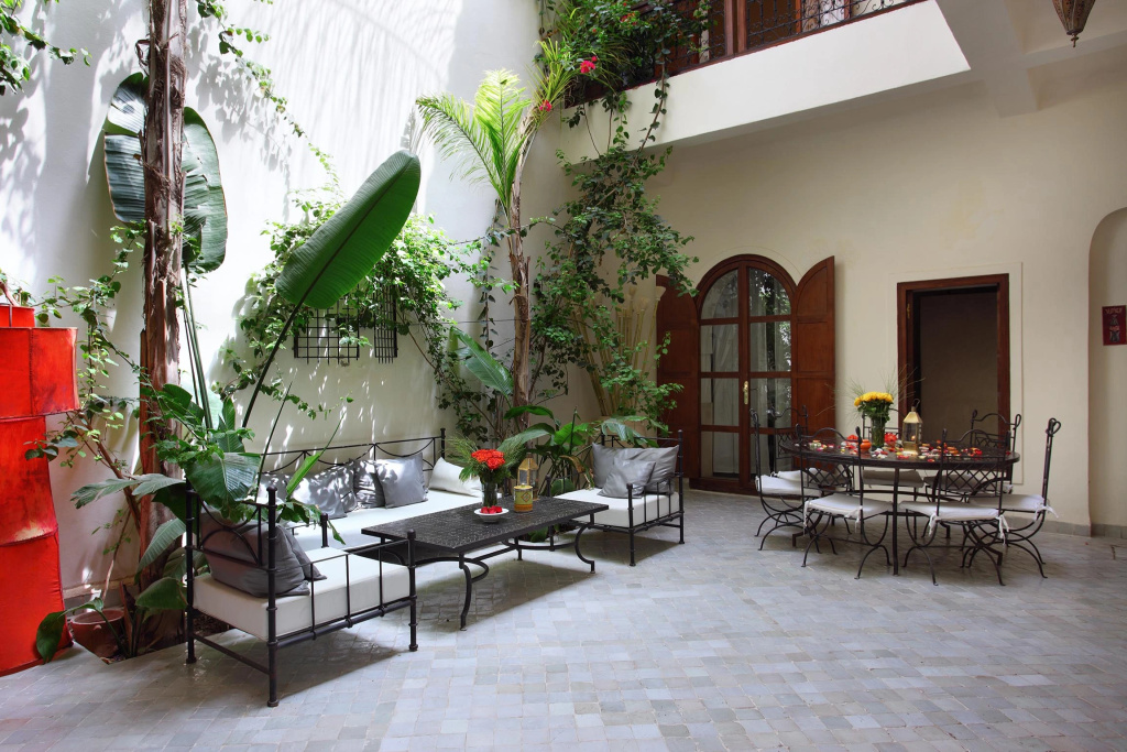 Riad White Flowers