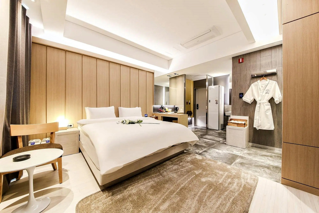Deluxe Double room (full double bed)