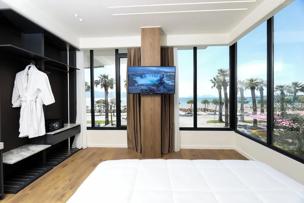 Deluxe Double room with partial sea view (full double bed)