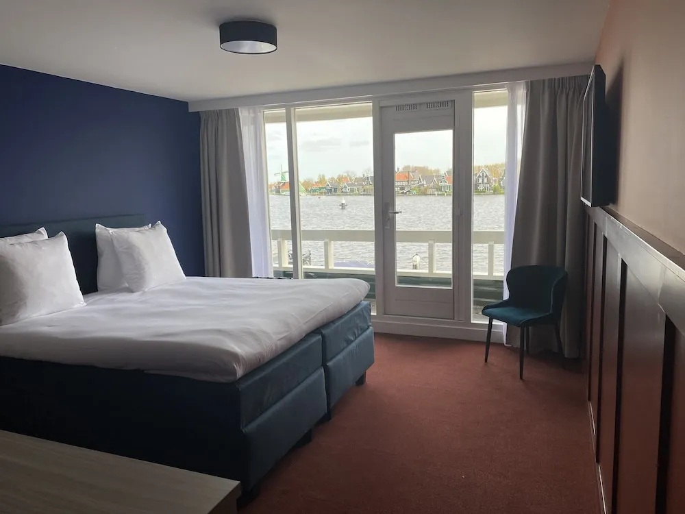 Superior Double room with balcony (full double bed)
