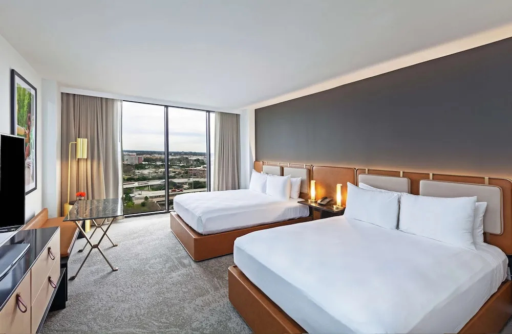 C. Baldwin, Curio Collection by Hilton - Chambres