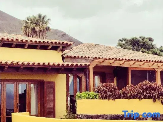 Large Heated Pool, Hot Tub, Bar, Games Room, Gym, 2 Caves, New Outdoor Kitchen