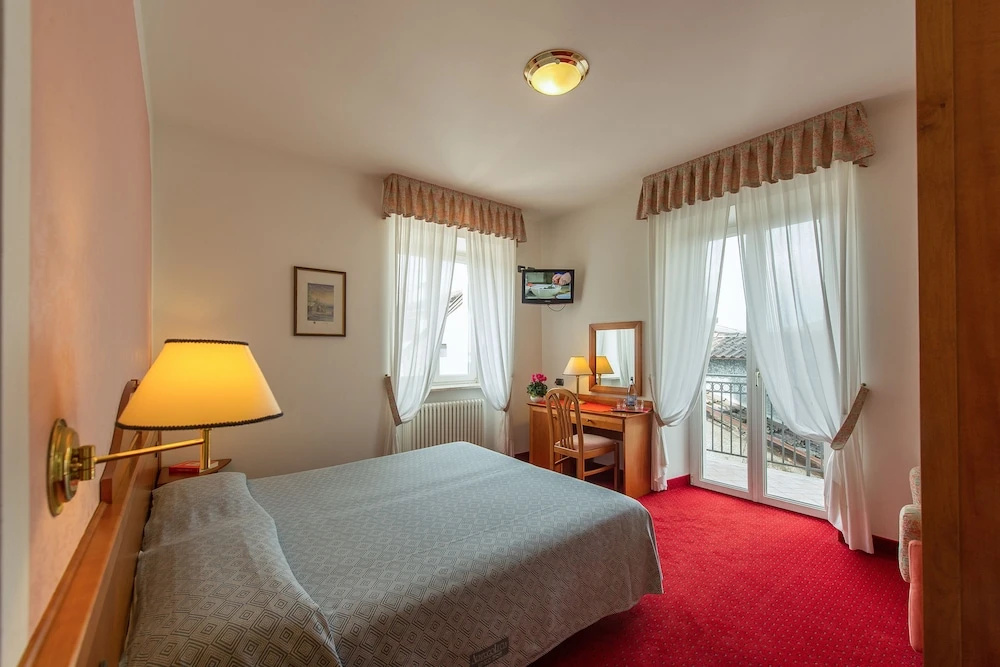 Deluxe Double room with balcony (full double bed)