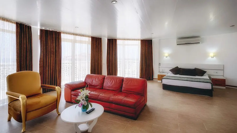 Двухместный номер Standard с балконом двуспальная кровать в Отель Royal Towers Kiris