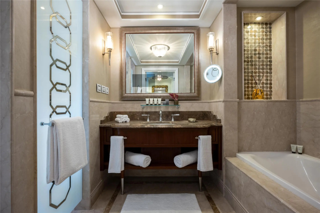 Deluxe Double room with balcony (full double bed)