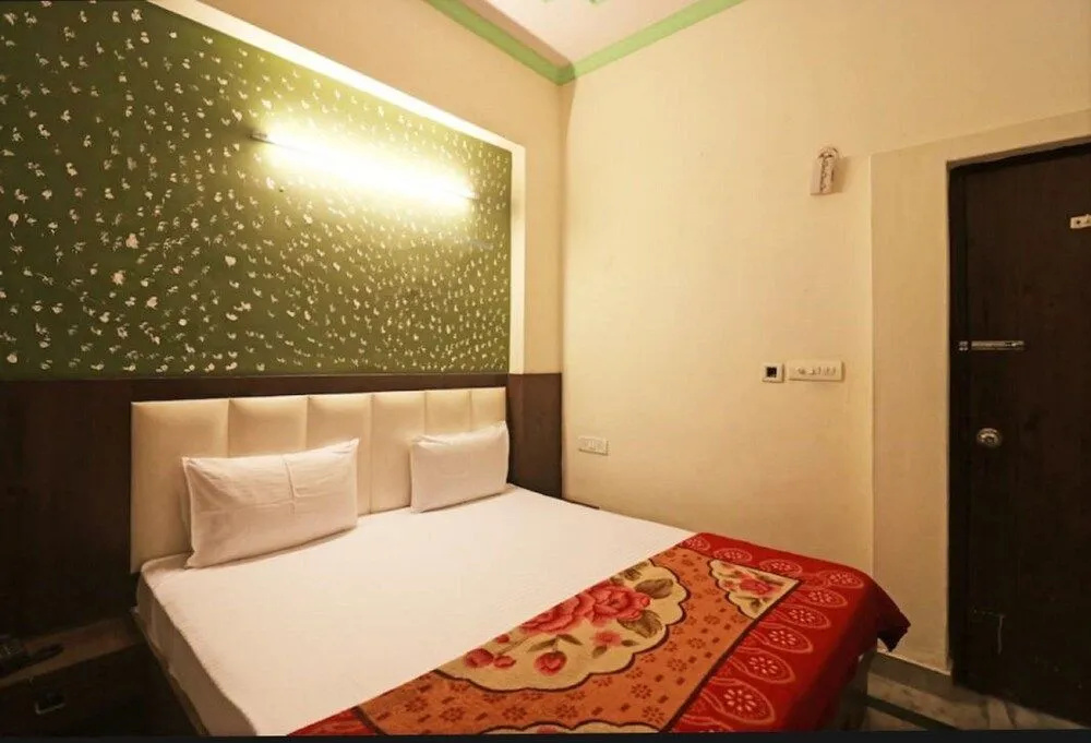 Goroomgo Brlux International Agra