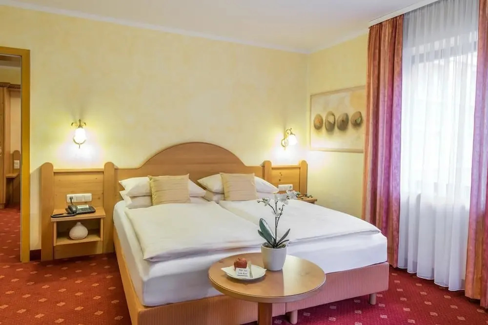 Deluxe Double room (full double bed)