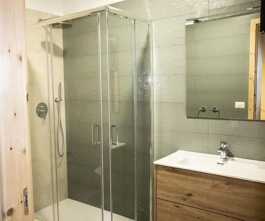 Deluxe Double room (full double bed)