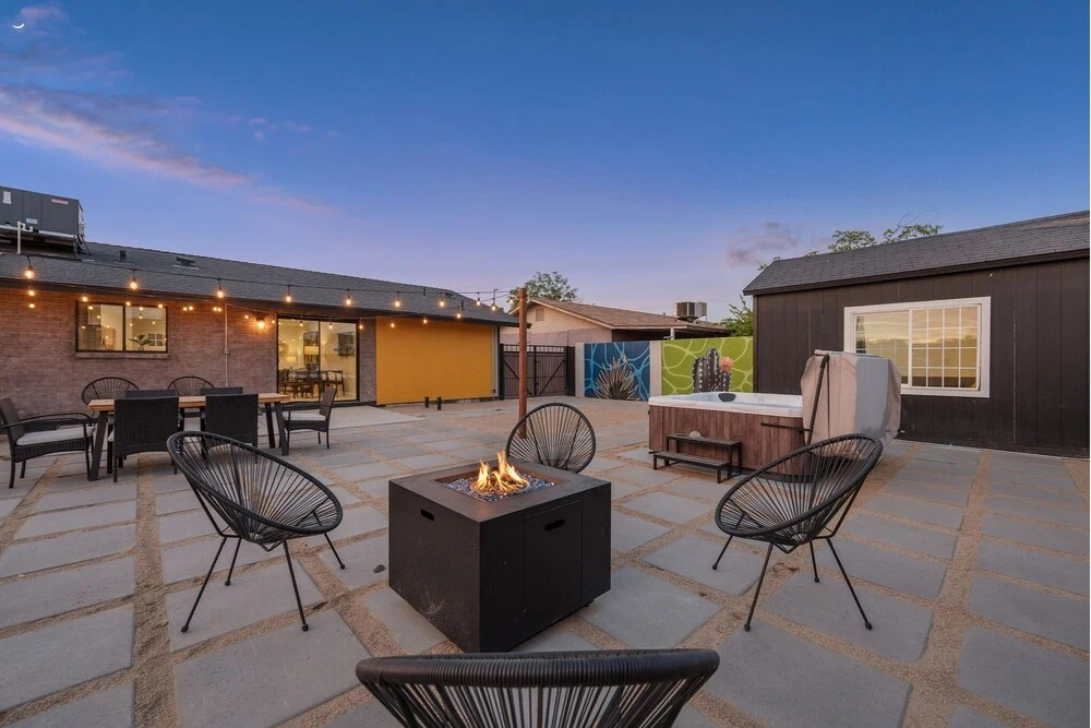 The Palms: Spacious 4-BR Retreat with Hot Tub near Gilbert by RedAwning