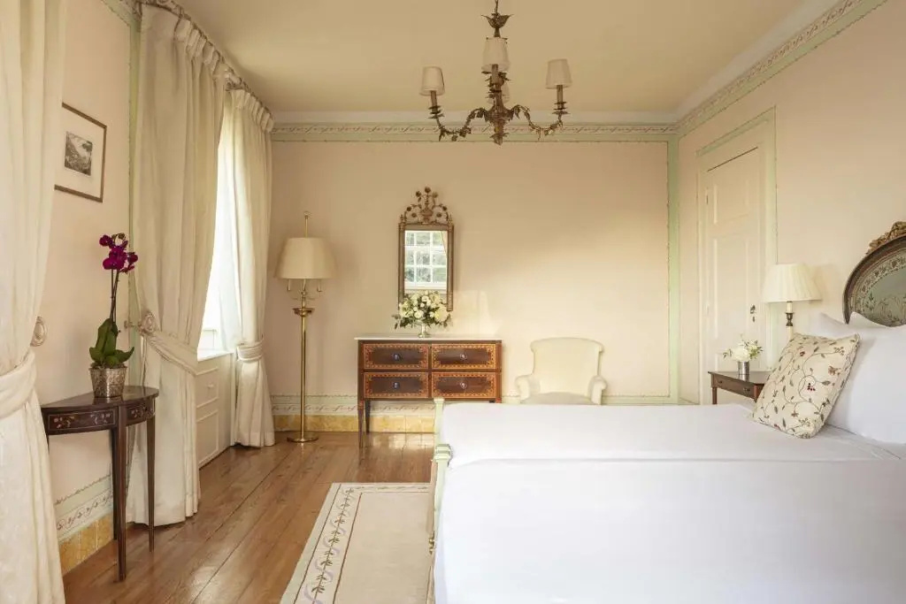 Deluxe Double room with pool view (full double bed)
