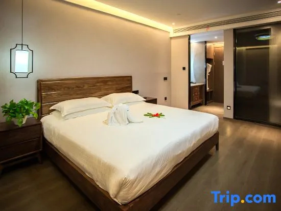 Executive Double Suite with lake view full double bed