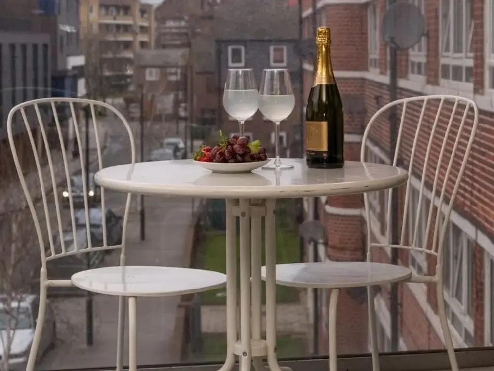 Central Tower Bridge Apartment