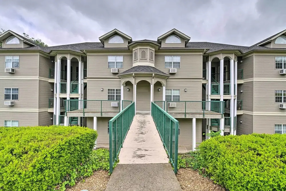 6 Mi to Branson Strip! Dog-friendly Golf Condo