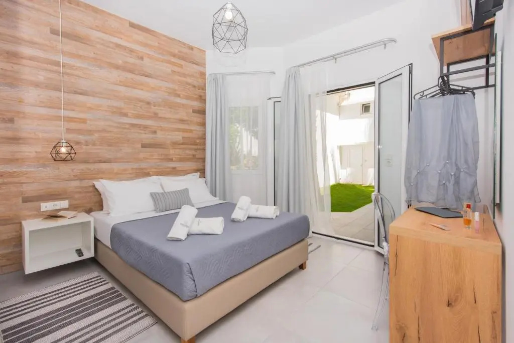 Superior Double Studio with garden view (full double bed)
