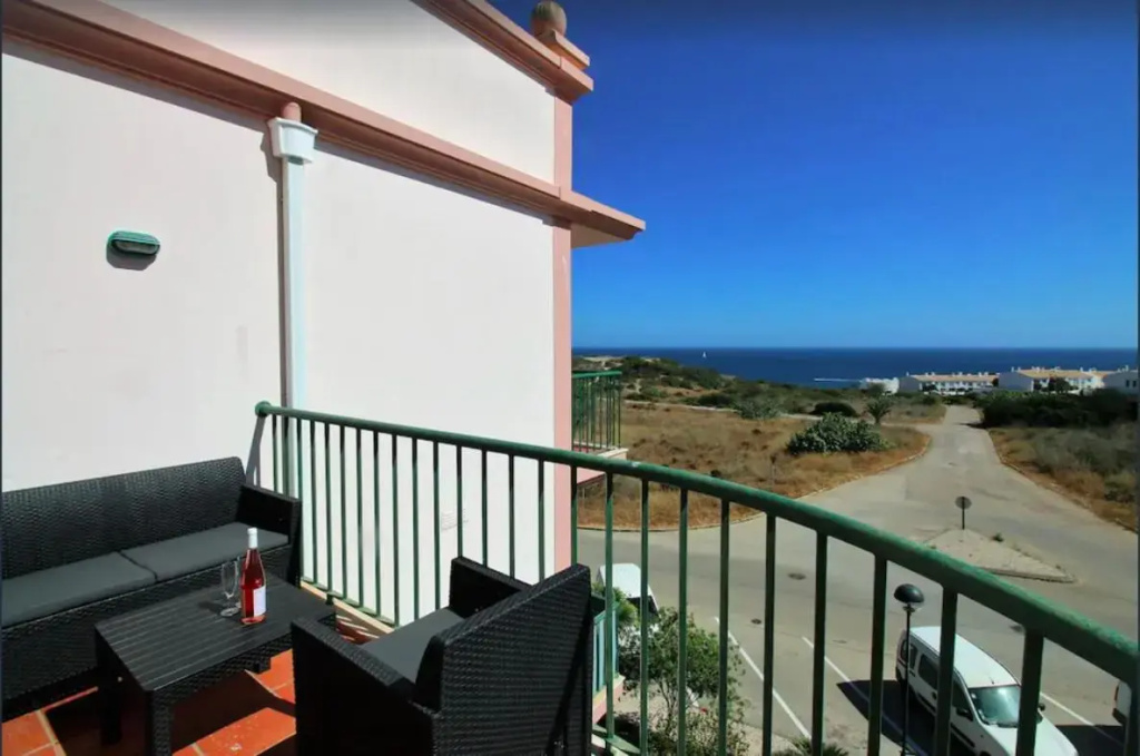Top-floor 2 BR holiday home with sea view and pool