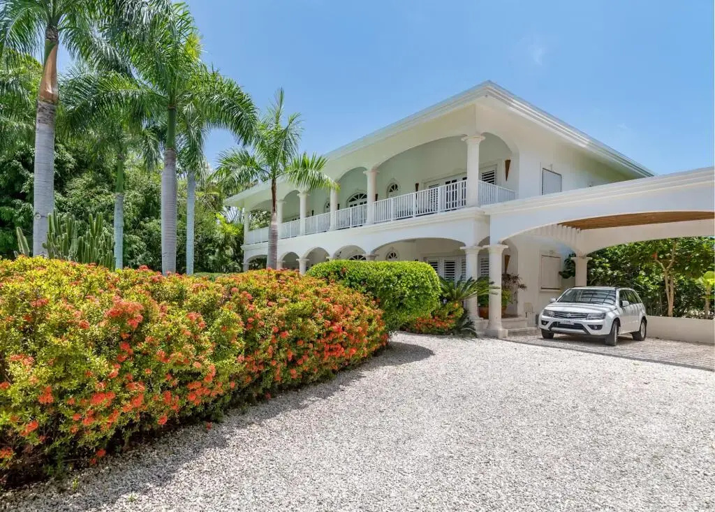 Beautiful villa near Playa Blanca & Serena Beach – Large 2 levels villa with pool, maid, golf