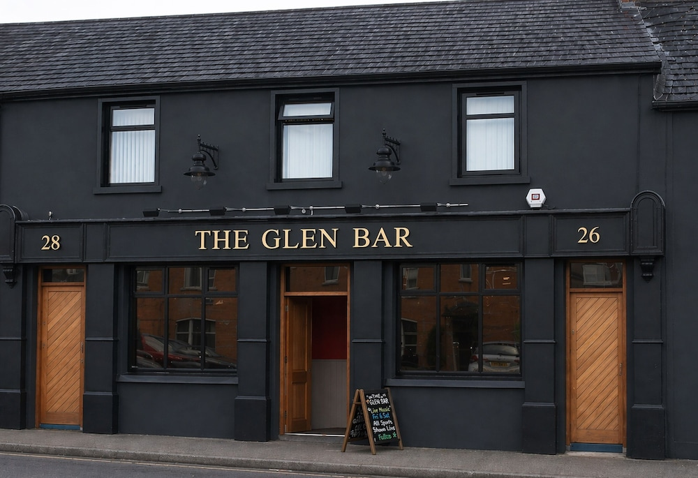 Central 2-bed Apt, Sleeps 5 Above Great Derry Pub