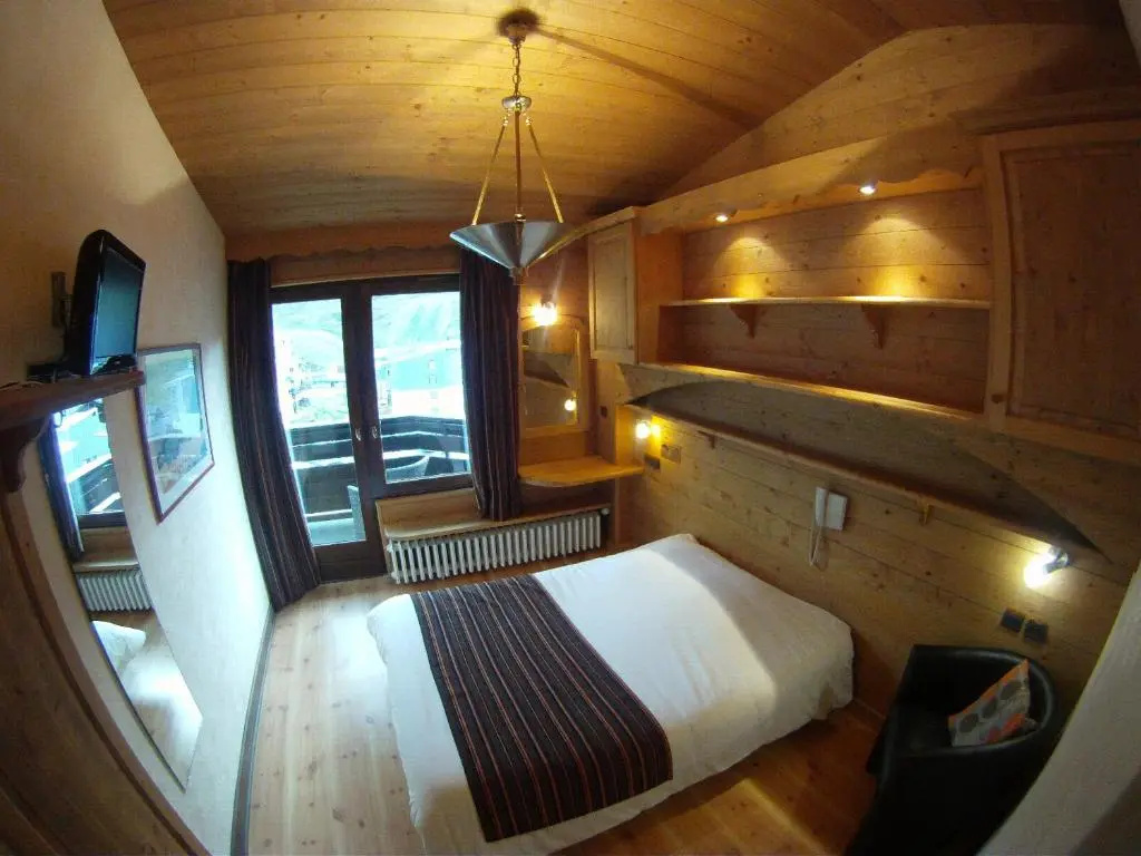 Standard Double room with mountain view (full double bed)
