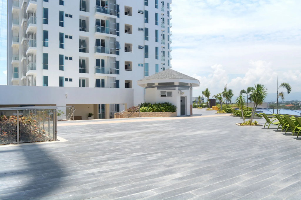 8 Newtown Blvd Apartments