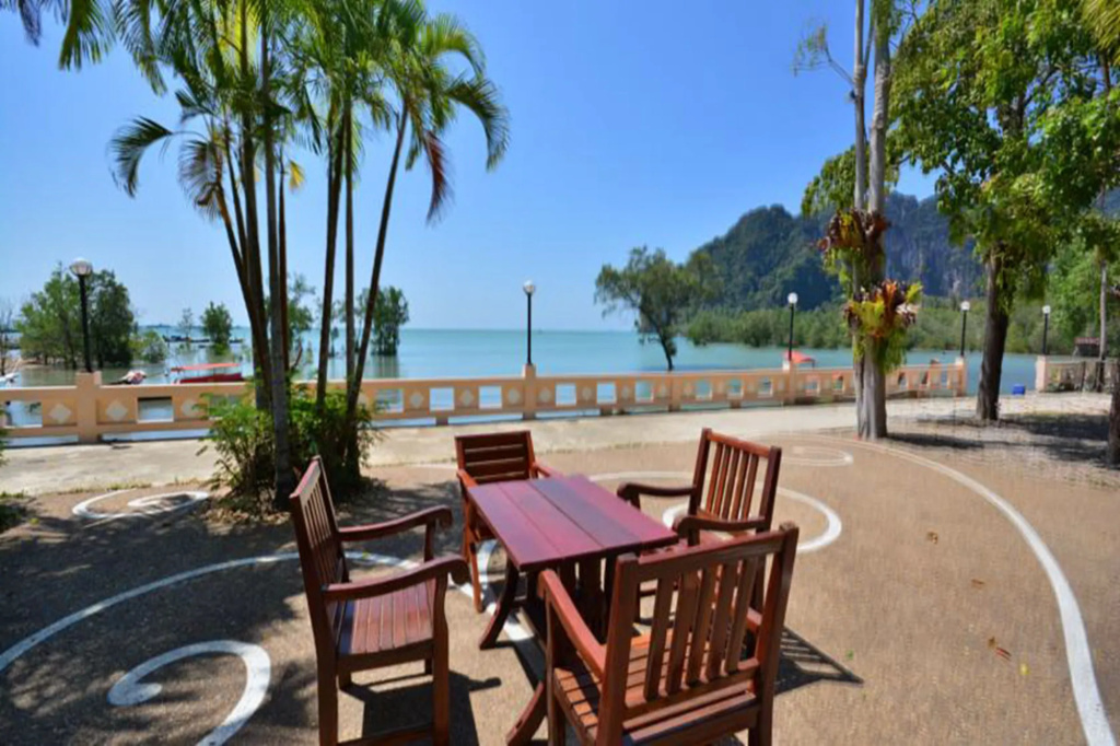 Beach & Waterfront