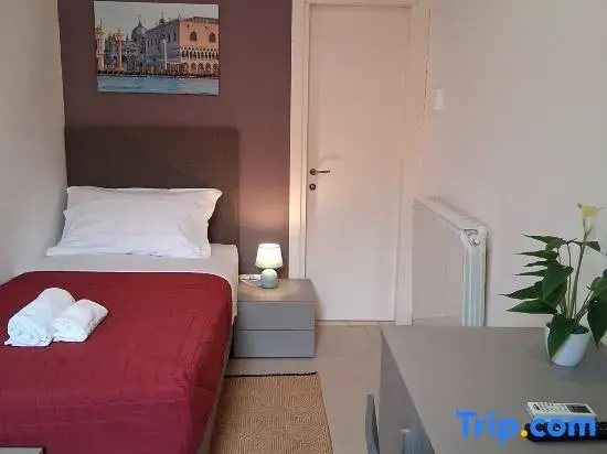 Standard Triple room with city view