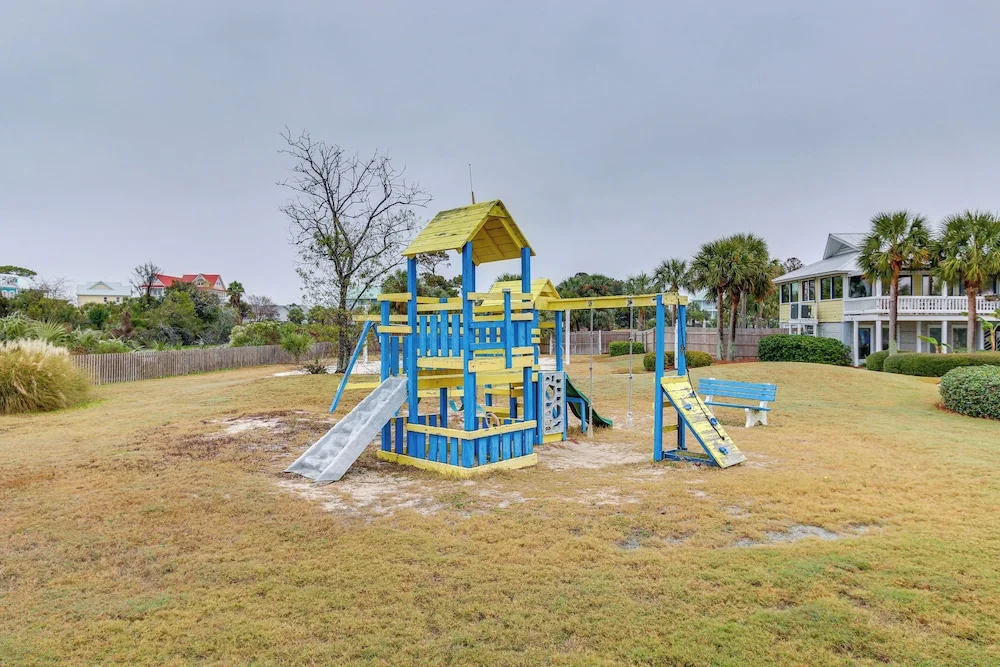 Harbor Island Condo w/ Pool Access: Walk to Beach!