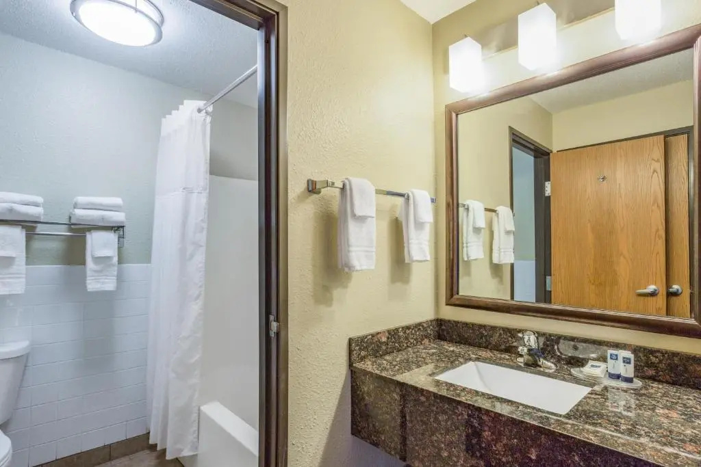 AmericInn by Wyndham Menomonie - Chambres