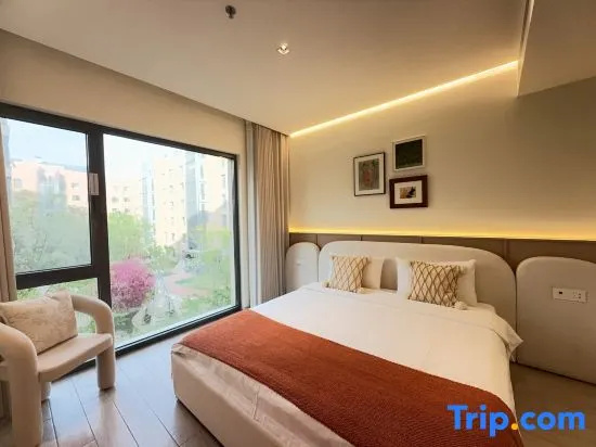 2 Bedrooms Apartment with garden view