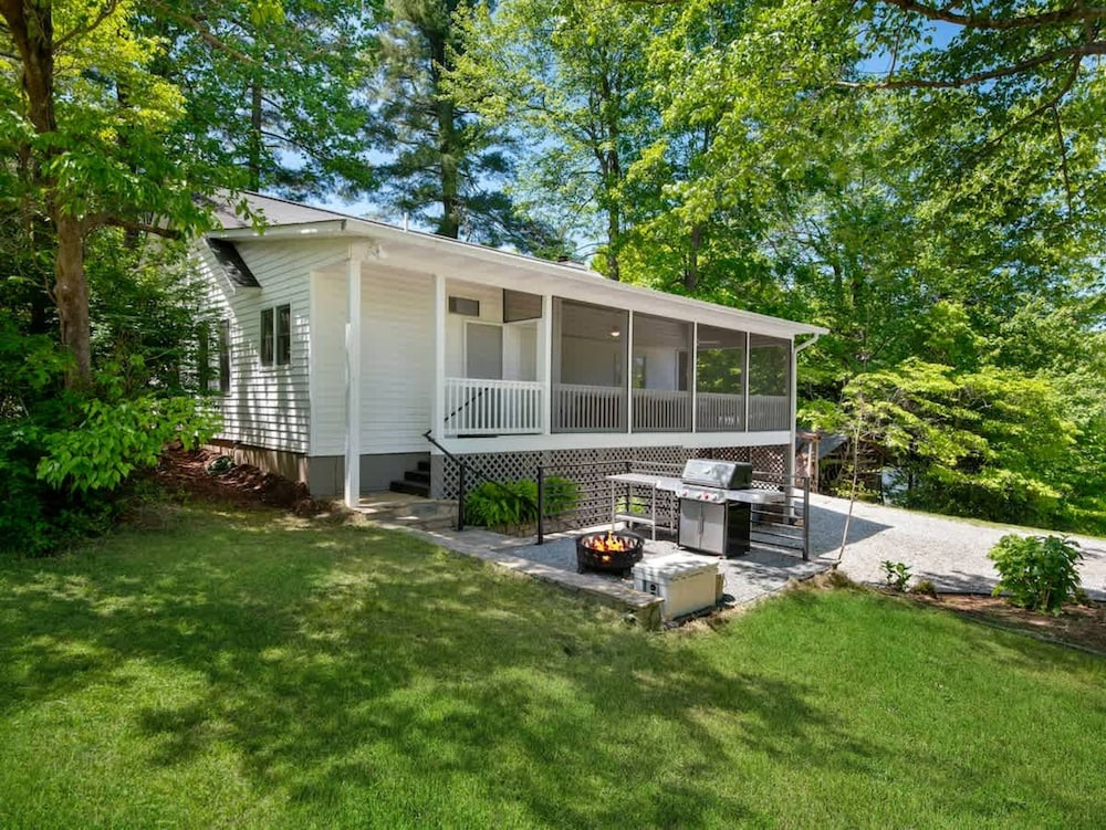 Spacious 3BR Cottage w Epic Patio Walk to Town