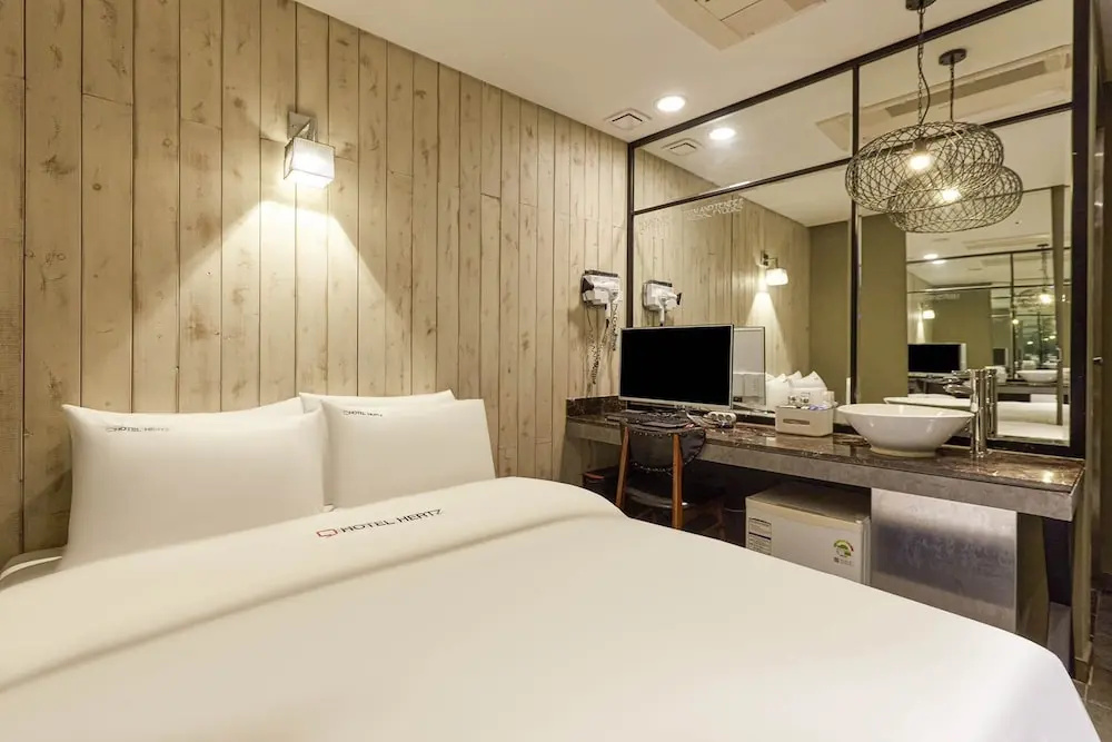 Deluxe Double room (full double bed)