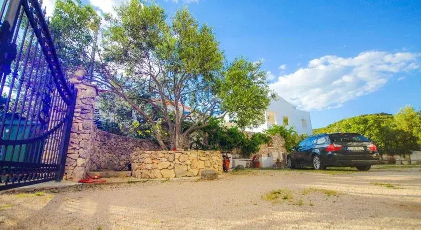 Lola's Apartments