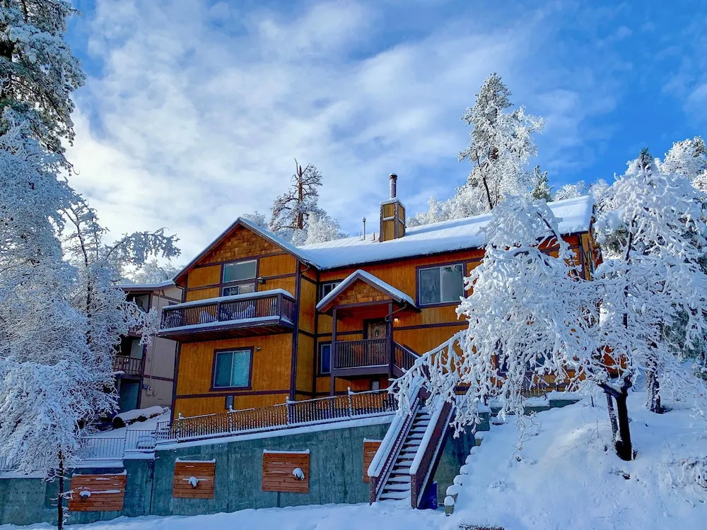 Custom-built Gem w/ Kayaks & Games in Big Bear!