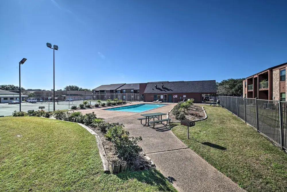 Game Day Retreat: Pool Access, 2 Mi to Texas A & M